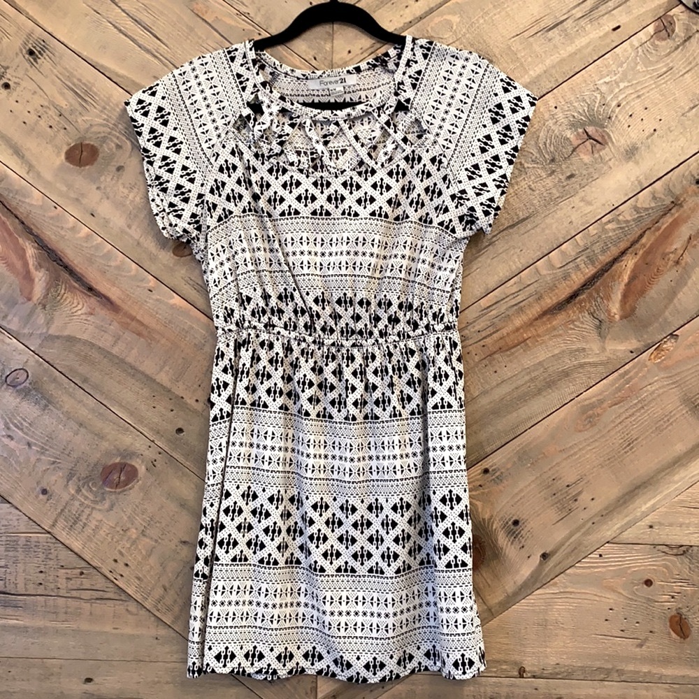 Forever 21 Black & White Dress size M
